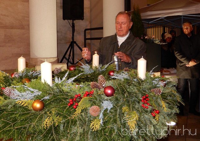Fellobant az első gyertya lángja 60